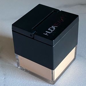 Huda Beauty Mini Easy Bake Loose Baking & Setting Powder in shade Banana Bread